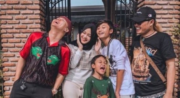 Sule tampak kompak bersama anak-anaknya dari pernikahan dengan Lina. Foto: int 