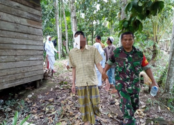 Babinsa Koramil 03 Tempuling, Serka Nuryadi, berkunjung ke rumah pasien Orang Dengan Gangguan Jiwa (foto/Rgo)