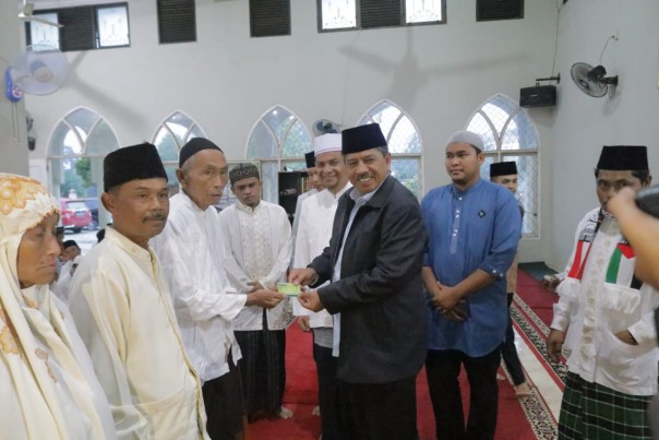 Bupati Siak, Alfedri saat launching ATM Beras di Masjid Nurul Hikmah, Kecamatan Sungai Mandau (foto/Lin)