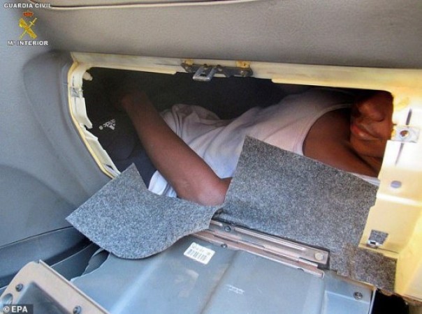Berusaha Memasuki Spanyol Dari Afrika, Wanita InI Nekad Bersembunyi di Dalam Dashboard Mobil 
