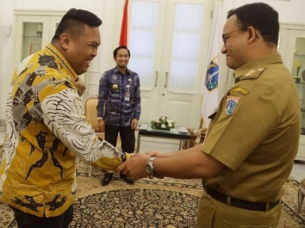 Akbar si Ajudan Pribadi unggah foto bersalaman dengan Gubernur DKI Jakarta Anies Baswedan (foto/int)