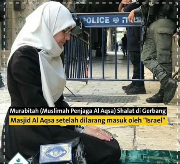 Seorang muslimah sholat di gerbang Masjidil Al Aqsa (foto/int)