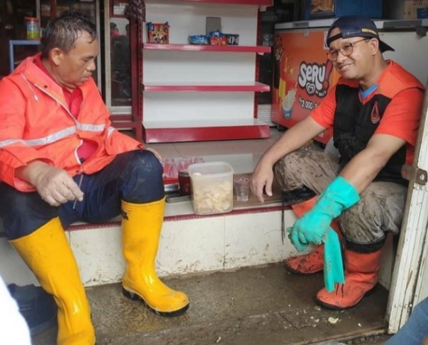 Momen Anies Baswedan istirahat usai tinjau banjir viral (foto/int)