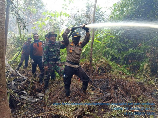 Panas terik disertai angin kencang membuat situasi di lokasi kebakaran hutan dan lahan di Desa Titi Akar Kecamatan Rupat Utara terbakar (foto/Hari)