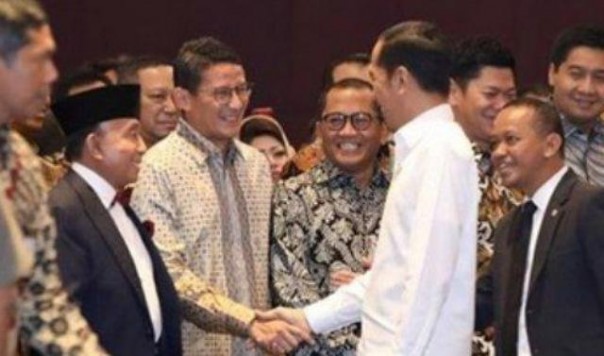 Momen saat Jokowi bersalaman dengan Sandiaga Uno. Foto: int 