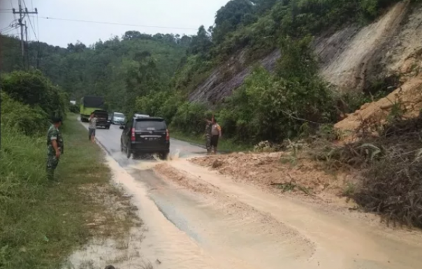 Material longsor di Kuok, Kabupaten Kampar, Riau, yang tampak menutupi sebagian badan jalan lintas Riau-Sumbar. Foto: int 