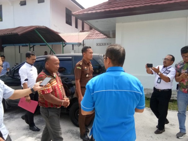 Penyidik Kejaksaan Negeri (Kejari) Bengkalis akhirnya resmi menahan mantan Kepala Desa (Kades) Bukitbatu (foto/Hari)
