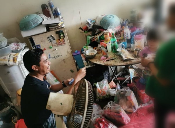 Viral, Seorang Pria Melayu Membersihkan Rumah Keluarga Miskin Milik Warga Tionghoa yang Mirip Kapal Pecah Secara Gratis di Malaysia