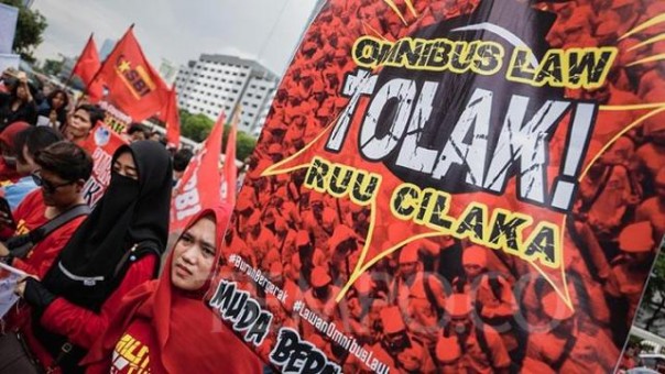 Buruh menggelar aksi menolak pemberlakuan Omnibus Law yang tengah diajukan Pemerintahan Jokowi ke DPR. Foto; int 
