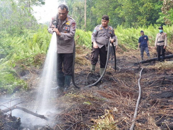 Kapolres Inhil AKBP Indra Duaman, SIK berjibaku padamkan api yang membakar lahan di Parit 5 Dusun Sentosa (foto/Rgo)