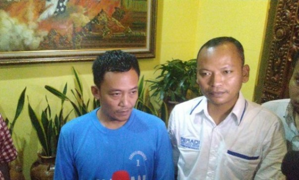 Toto (kaos biru) saat menjalani pemeriksaan di Mapolda Jawa Tengah. Foto: int 