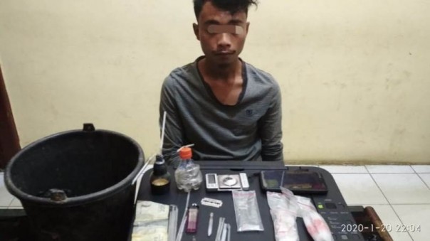 Kepolisian Sektor (Polsek) Rengat Barat, Kabupaten lndragiri Hulu (lnhu) berhasil meringkus seorang laki-laki tersangka narkotika jenis sabu (foto/Rou)