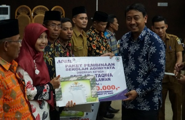 Sebanyak 12 sekolah binaan PT Riau Andalan Pulp and Paper (RAPP) berhasil meraih penghargaan Adiwiyata tingkat Kabupaten dari Pemerintah (foto/ist)