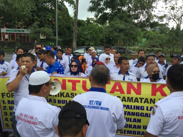 Forum RTRW Kota Pekanbaru saat melakukan aksi damai di Kantor Walikota Pekanbaru, Sudirman. (R24/put)