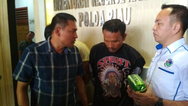 Direktur Resnarkoba Polda Riau Kombes Suhirman didampingi Wadir Resnarkoba  AKBP Christian RP
