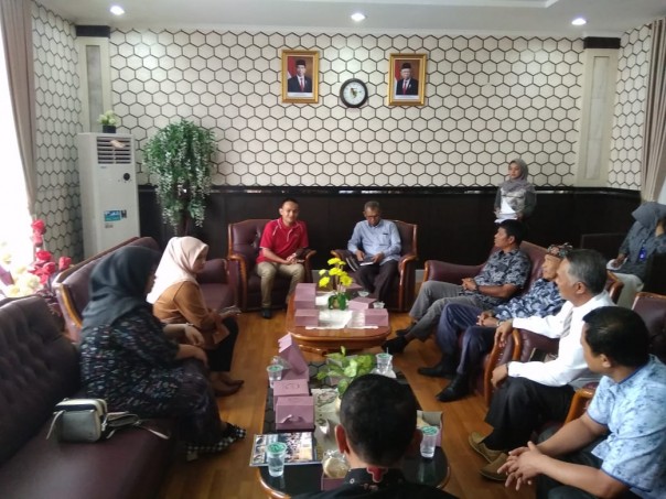 DPRD Dharmasraya saat berbincang dengan anggota DPRD Kota Pekanbaru