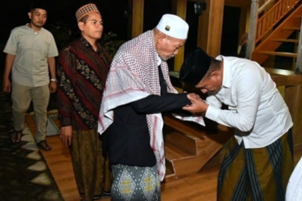 Gubernur Sumatera Utara (Sumut) Edy Rahmayadi kedatangan tamu ulama karismatik dari Aceh, Tgk. H. Usman (foto/int)