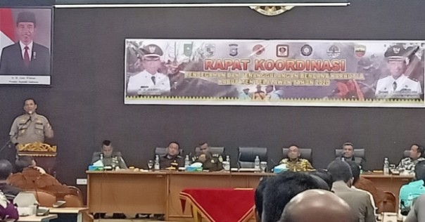 Kapolres Pelalawan AKBP M Hasyim Risahondua menyesalkan adanya perusahaan yang tidak hadir dalam Rapat Koordinasi Pencegahan dan Penanggulangan Bencana Karhutla (foto/Ardi)