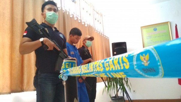 Tersangka Pengedar narkoba RAW tertunduk lesu setelah diringkus petugas BNNP Riau
