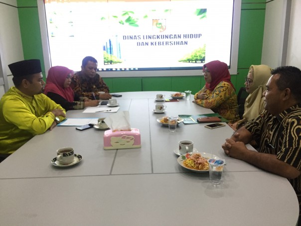 Dinas LHK Kota Pekanbaru saat diskusi mengenai Adiwiyata dengan Dinas Perkim-LH Kota Padang Panjang