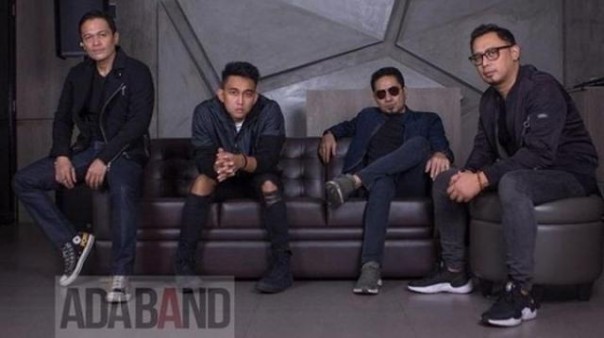 Personil Ada Band dengan Naga sebagai vokalis barunya. Foto: int 