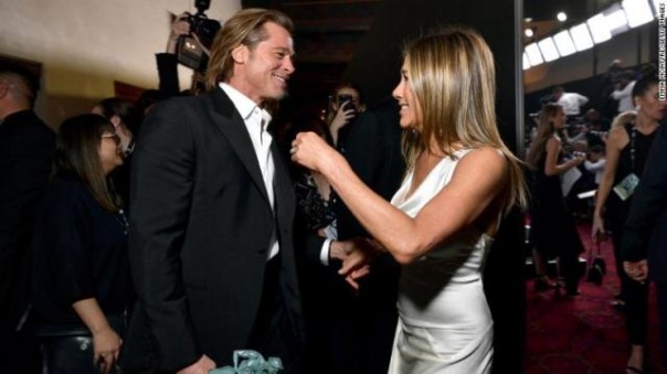 Pertemuan Brad Pitt dan Jennifer Aniston yang membuat heboh penggemar di seluruh dunia. Foto: int 