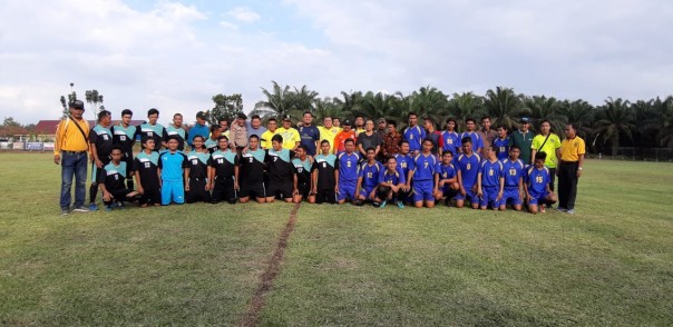 Bupati Indragiri Hulu (Inhu) H. Yopi Arianto SE hadir dan membuka secara resmi Liga Sepak Bola Lubuk Batu Jaya (foto/int)