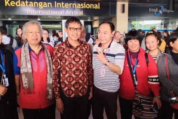 Gubernur Sumbar, Irwan Prayitno saat menyabut turis dari China. (Foto: int)