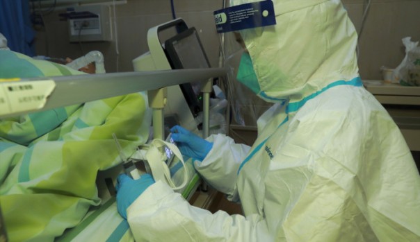 Seorang dokter tengah menangani pasien terjangkit virus korona