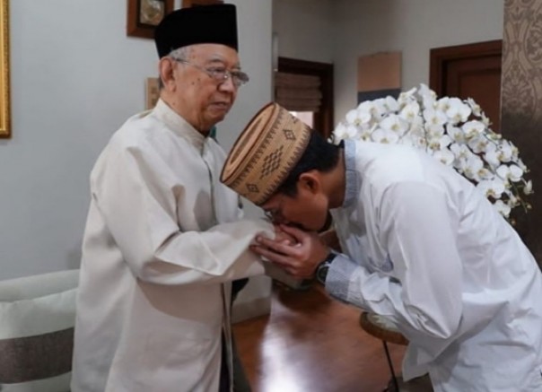 Sandiaga Uno cium tangan Gus Sholah (foto/int)