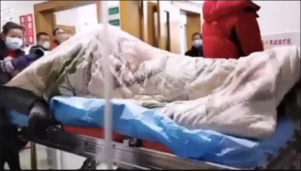 Seorang pasien penderita virus Corona meronta-ronta dan ditutupi selimut oleh petugas di salah satu rumah sakit di Wuhan, China. Foto: int 