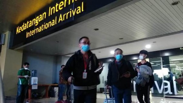 Turis asal China saat mendarat di Bandara Internasional Minangkabau pada Minggu kemarin. Foto: int 
