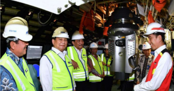 Presiden Jokowi dan Menhan Prabowo serta sejumah menteri lain, menyaksikan langsung kelebihan kapal selam Alugoro yang merupakan produksi putra Indonesia yang bekerja sama dengan Korea Selatan. Foto: int 