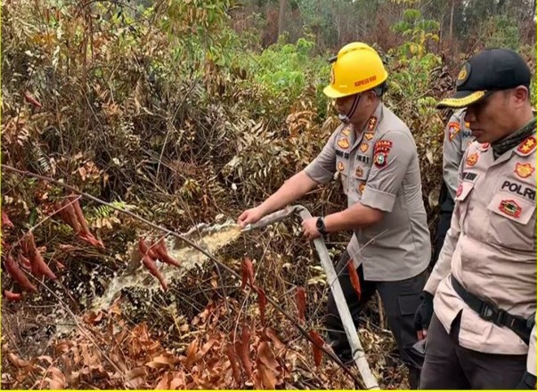 Kapolda Riau Irjen Pol Agung Setya Imam Effendi turut berjibaku memadamkan api di Rupat Utara.