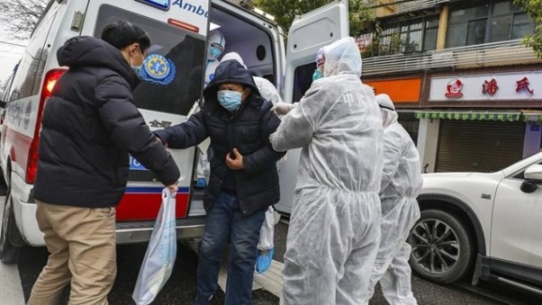 Petugas kesehatan di China menangani warga yang terserang virus Corona. Foto: int 