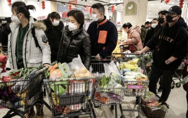 Warga di Kota Wuhan berebut membeli bahan makanan di supermarket. Foto: int 
