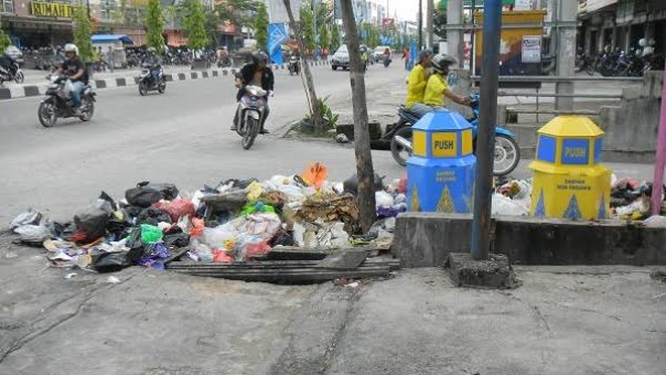 Ilustrasi tumpukan sampah di jalan Protokol Pekanbaru