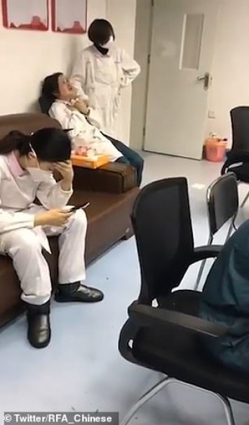 Rekaman Video Yang Menunjukkan Seorang Petugas Medis Di Wuhan Histeris