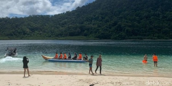 Para turis asal China menikmati keindahan Pantai Mandeh di Pesisir Selatan, Sumatera Barat. Foto: int