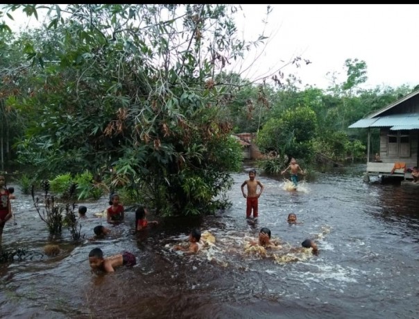 Anak-anak mandi di air banjir di Bengkalis (foto/Hari)