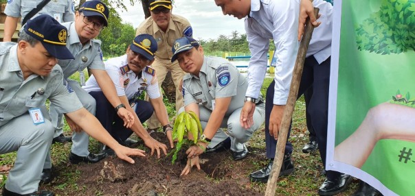 Kepala Cabang Jasa Raharja Riau melakukan penanaman pohon di Terminal Bandar Raya Payung Sekaki (BRPS) Pekanbaru, Riau. (Foto: Istimewa)