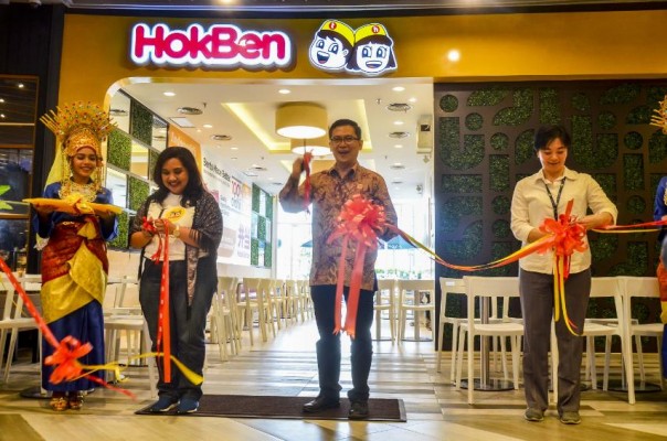 Peresmian HokBen Pekanbaru yang ditandai penguntingan pita oleh management dan perwakilan dari Living Word