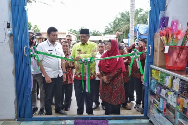 Bupati Siak Alfedri meresmikan Badan Usaha Milik Kampung (BUMKam) Mart Syariah Tuah Rezeki di Kampung Rantau Bertuah (foto/Lin)