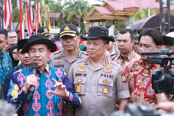 Gubernur Riau, Syamsuar bersama Kapolda saat memberikan keterangan pers.