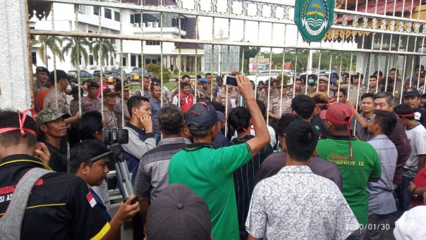 Ratusan warga dari 3 Desa di Kecamatan Tambusai tergabung dalam KOPERTIM menggelar aksi unjuk rasa di Dinas Koperasi, UKM, Tenaga Kerja dan Transmigrasi Kabupaten Rohul