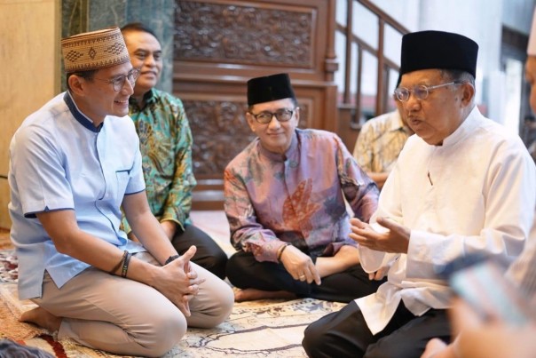 Wakil Ketua Dewan Pembina Gerindra, Sandiaga Uno unggah foto saat bertemu mantan Wakil Presiden Jusuf Kalla dan Menpan RB Syafruddin (Foto: Twitter Sandiaga Uno