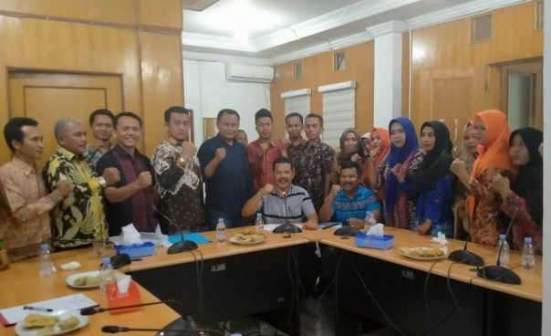Puluhan guru non kategori yang tergabung dalam Tenaga Kependidikan Honorer Non K2 (GTKHNK) Kabupaten Indragiri Hulu, Provinsi Riau pada Kamis (30/1/20) sambangi  Kantor DPRD Inhu (foto/Rou) 