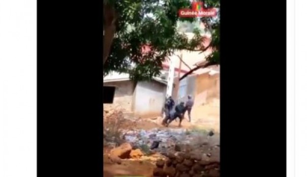 Rekaman video seorang polisi Guinea jadikan wanita tameng menghindari lemparan batu demonstran sedang viral (foto/int)