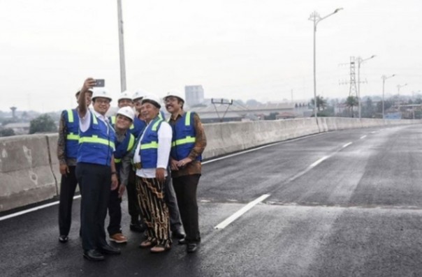 Gubernur DKI Jakarta Anies Baswedan selfie di atas fly over Bekasi (foto/int)