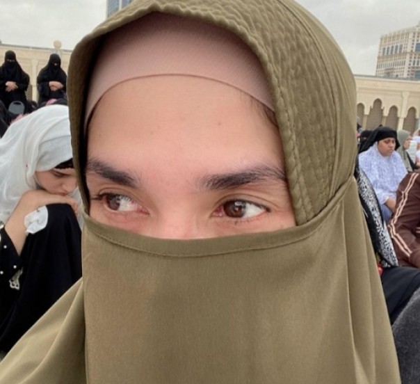 Istri Andhika, Ussy mengunggah foto dirinya memakai cadar saat melaksanakan umrah di tanah suci Mekkah (foto/int)